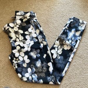 HUE Denim-Style Floral Leggings Size Medium in VGUC